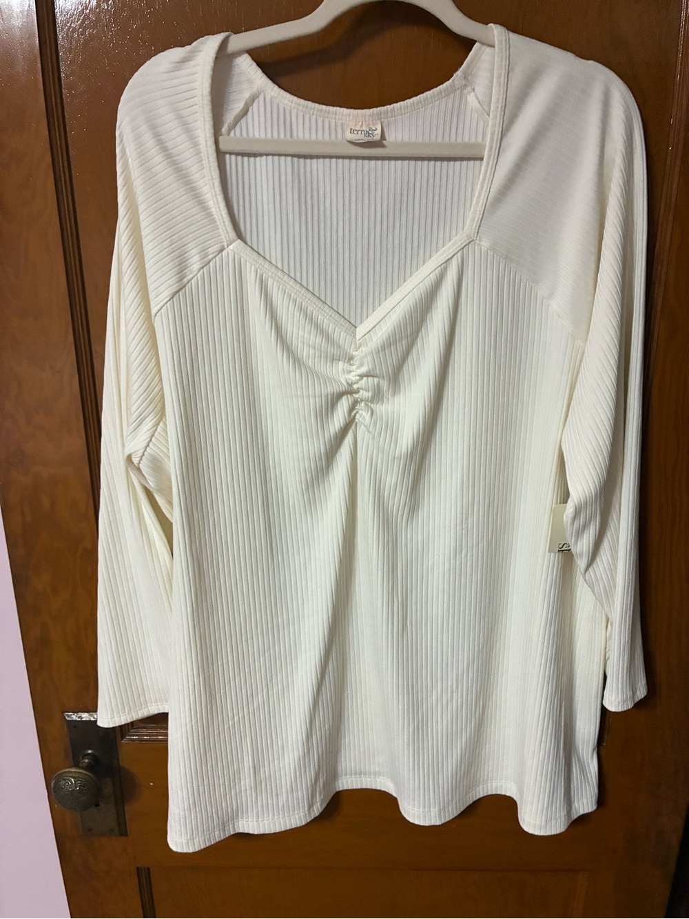 ❤️ 2/$10- NWT Terra & Sky Cream Ribbed V-Neck Long Sleeve Top with Ruched Detail